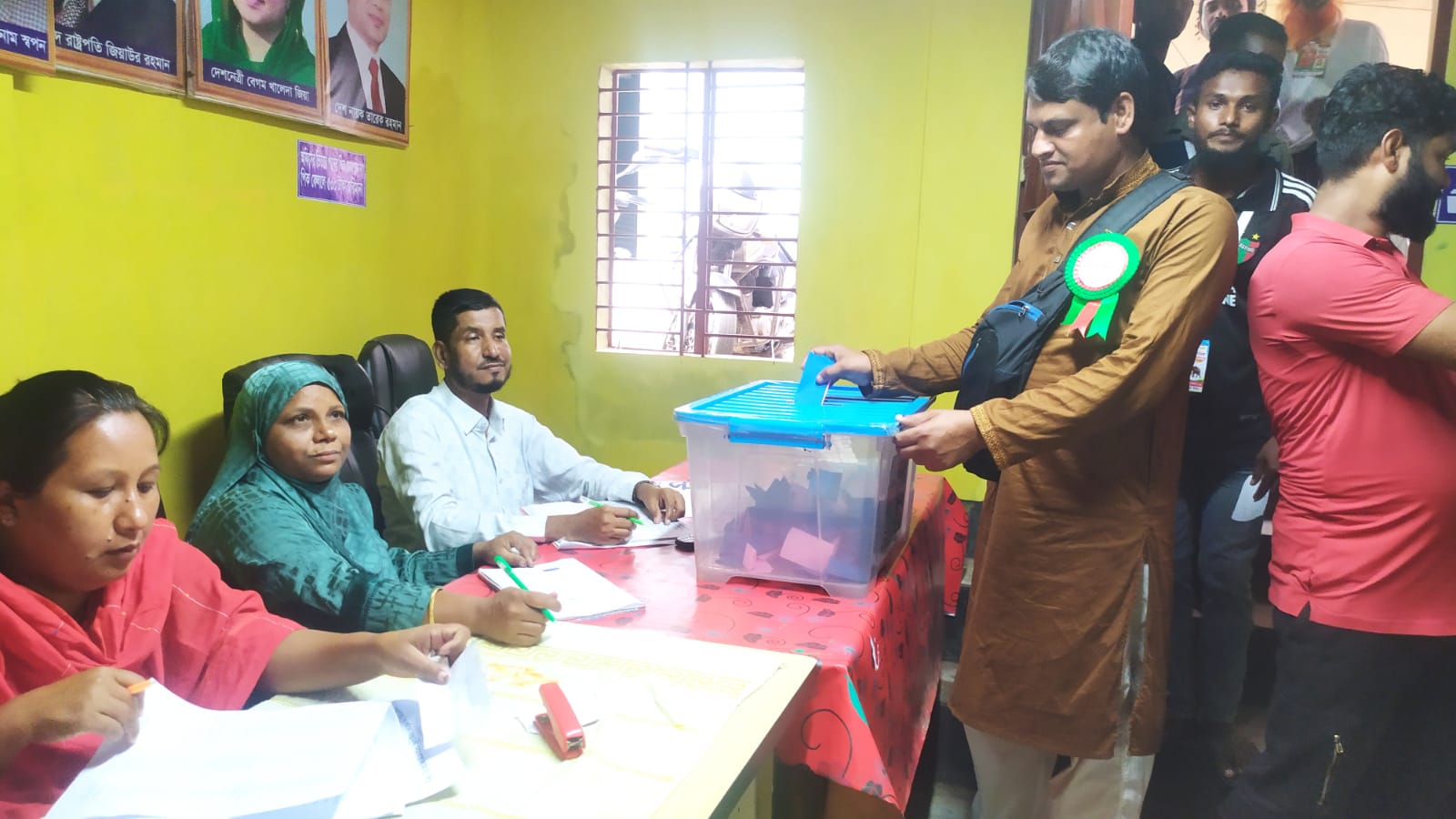 মধুপুরে হকার্স বহুমুখী সমবায় সমিতি লিঃ ত্রি বার্ষিক নির্বাচন অনুষ্ঠিত হচ্ছে 